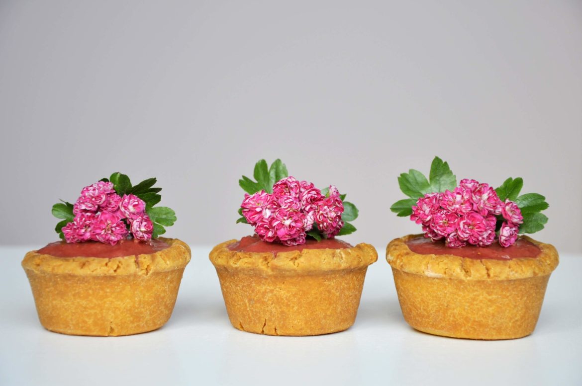 Zdrowe słodycze – kruche, bezglutenowe tartaletki z musem rabarbarowo-truskawkowym