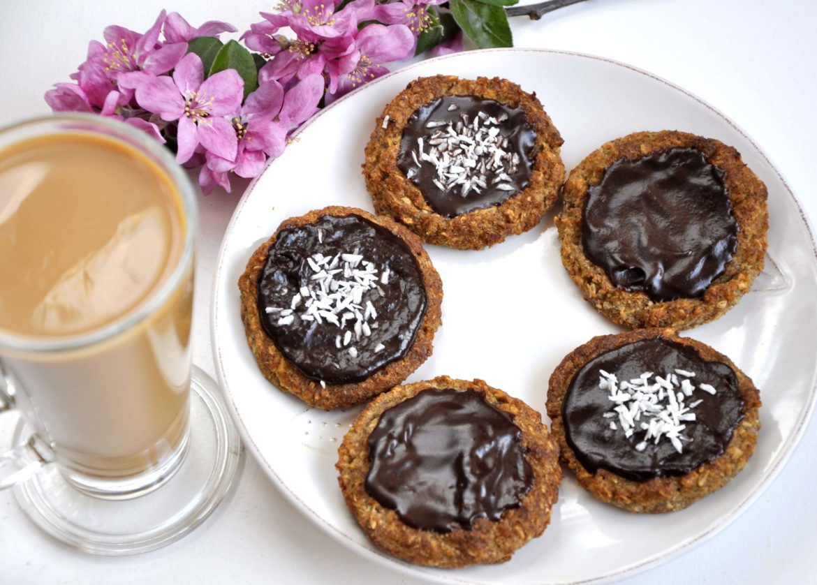 Kokosowe ciasteczka z kaszy jaglanej z fit polewą czekoladową