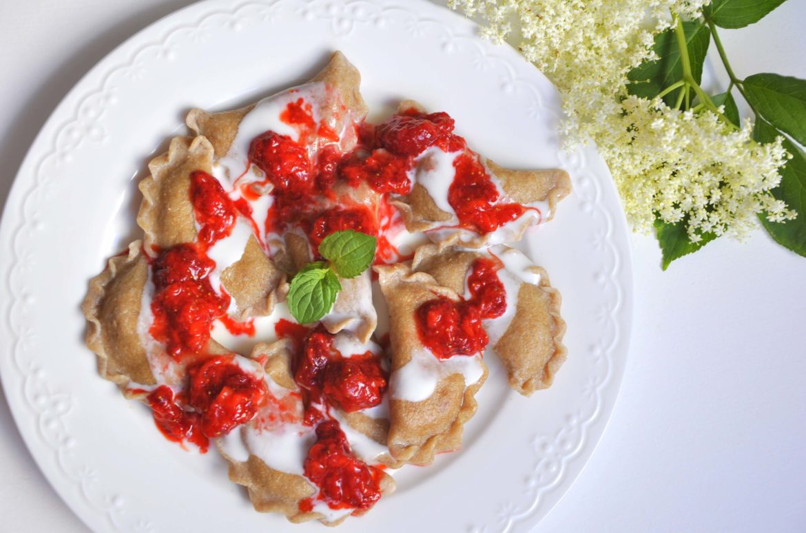 Pełnoziarniste pierogi orkiszowe z truskawkami