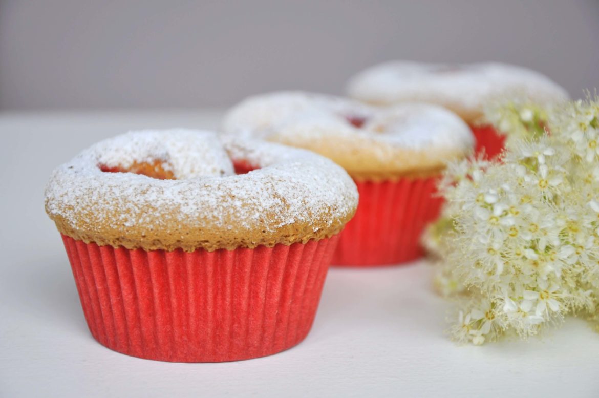 Zdrowe słodycze – puszyste muffinki biszkoptowe z truskawkami bez cukru