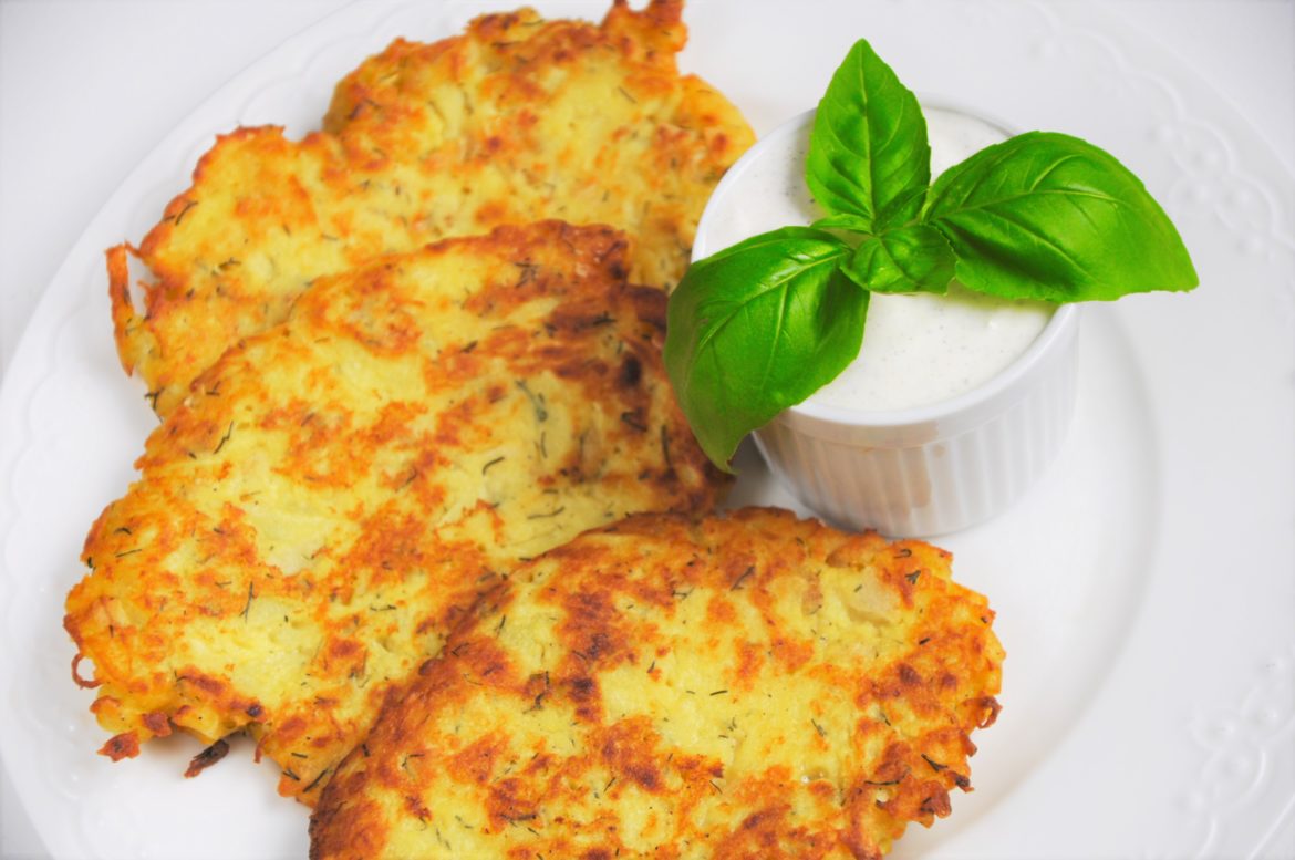Bezglutenowe fit placki z cukinii ze zdrowym sosem jogurtowo-czosnkowym