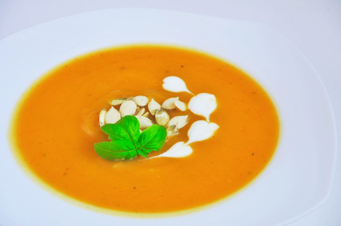 Zdrowa i rozgrzewająca zupa krem z dyni [wegetariańska]