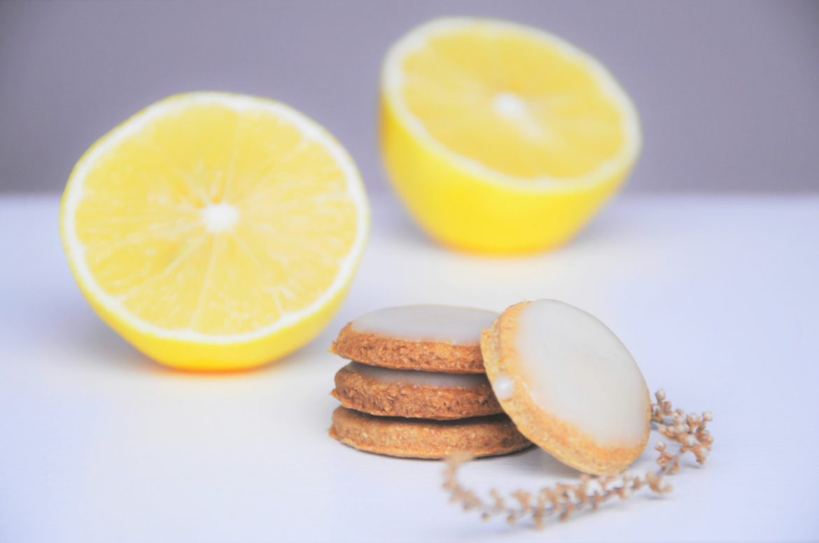 Kruche fit ciasteczka cytrynowe z lukrową polewą bez cukru