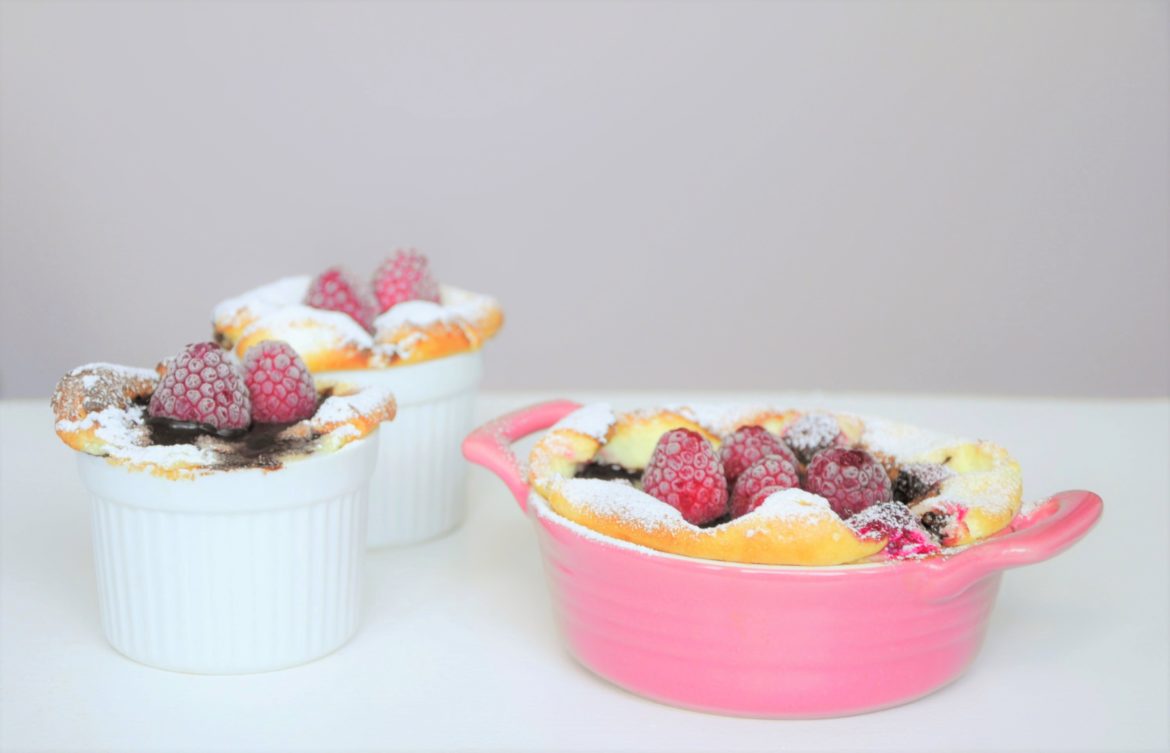 Kremowe fit serniczki jogurtowe z czekoladą i malinami