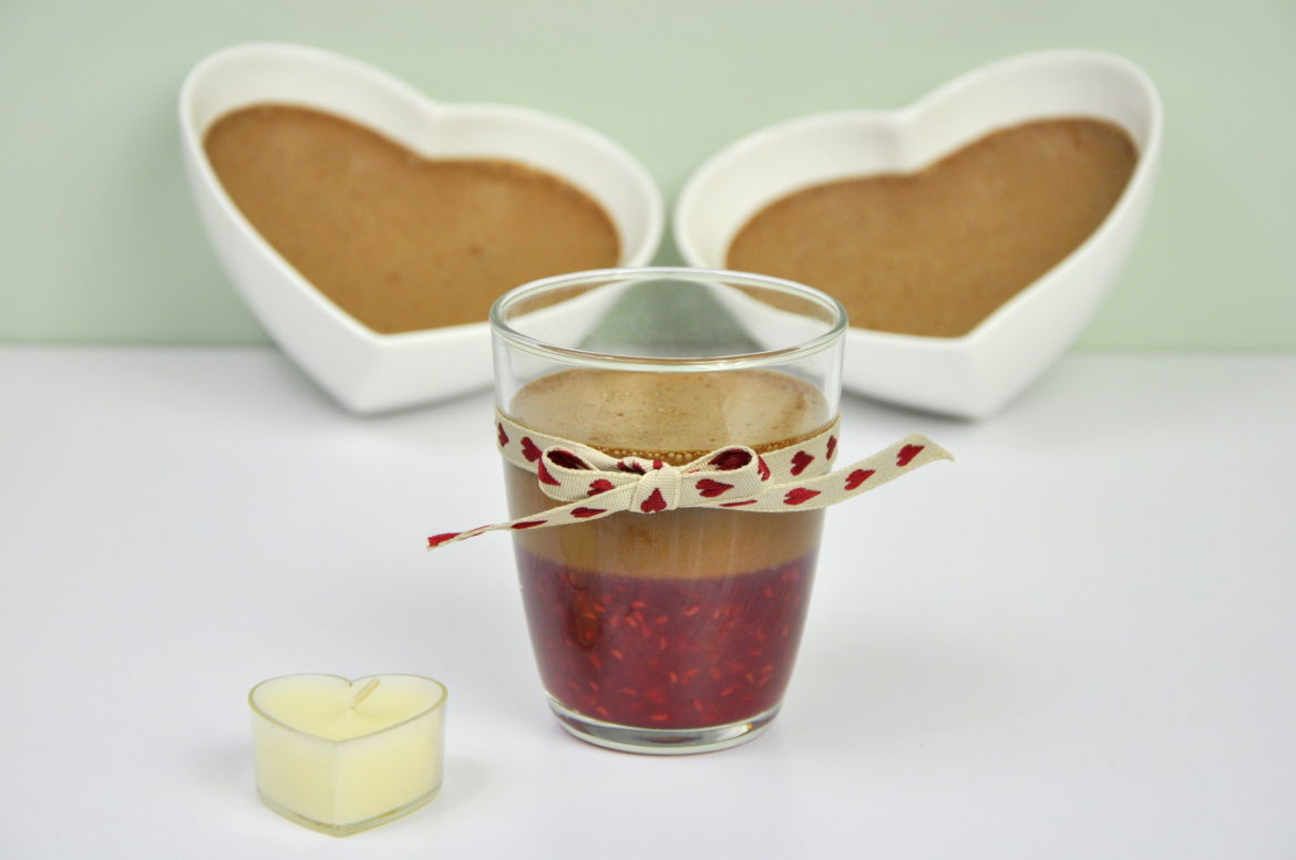 Walentynkowa delicja – czekoladowy fit pudding z kokosową nutą i domową galaretką z malin