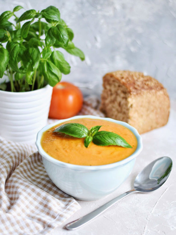 Zdrowa, wegetariańska zupa krem ze świeżych pomidorów z bazylią