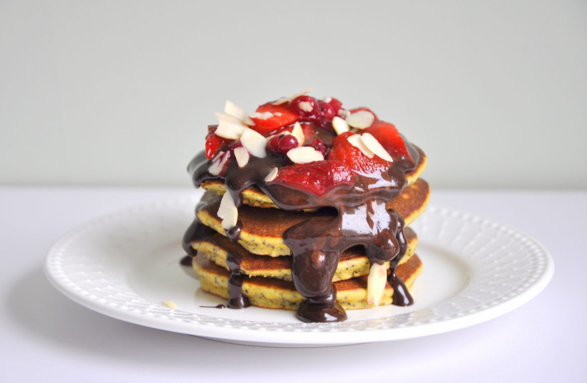 Placuszki (pancakes) kukurydziane z makiem oraz fit polewą i owocami