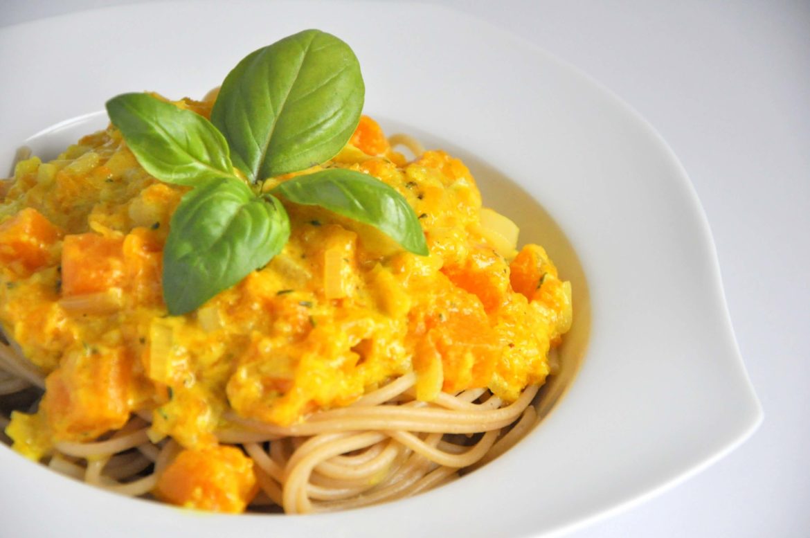 Pełnoziarniste spaghetti z kremowym sosem z dyni