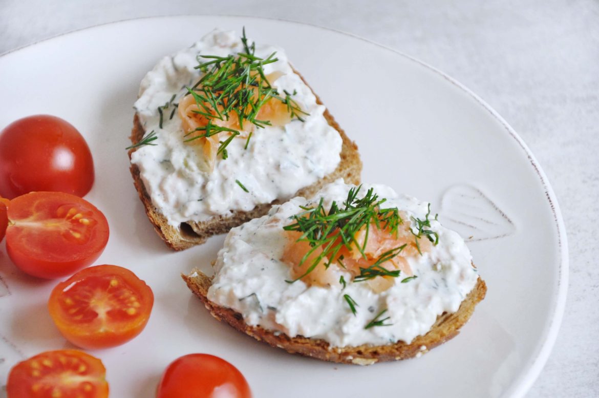 Kremowa pasta kanapkowa z łososiem i awokado – pomysł na śniadanie