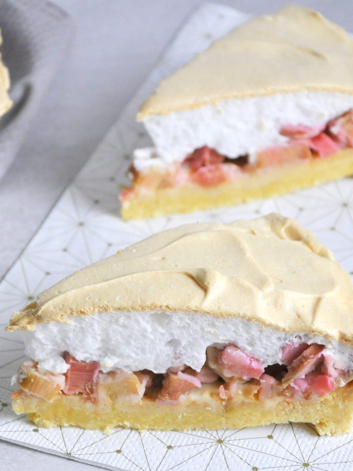 Fit tarta na kruchym spodzie z rabarbarem i bezową pianką