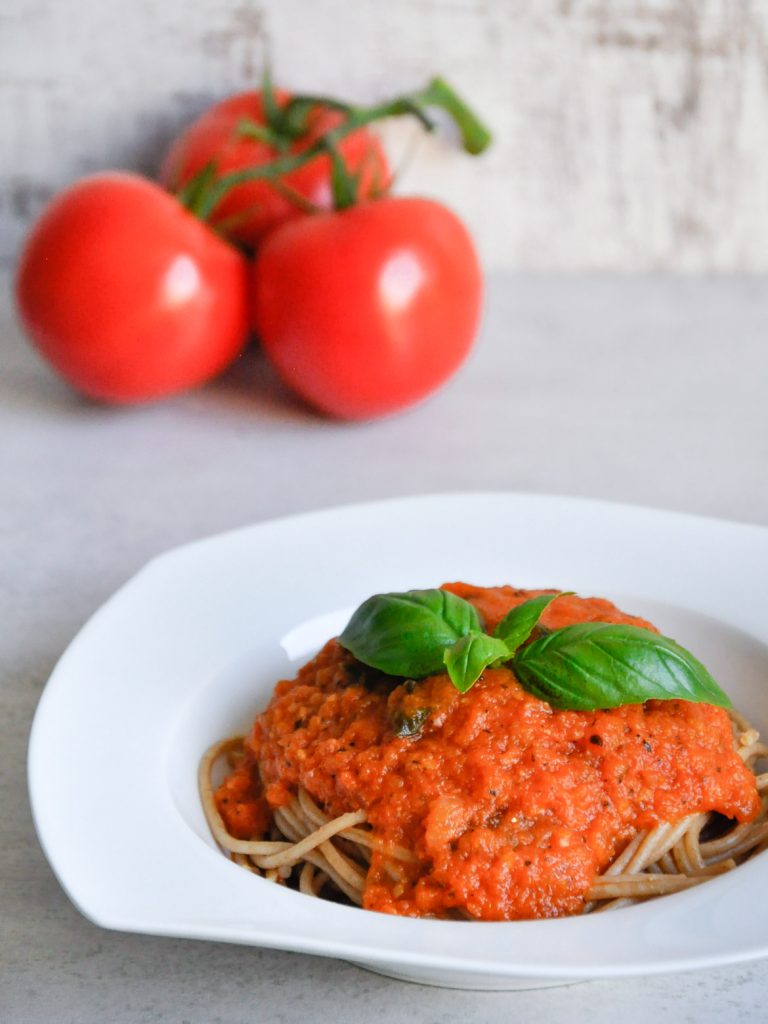 Włoskie spaghetti pełnoziarniste z sosem pomidorowym - pomysł na prosty i zdrowy obiad