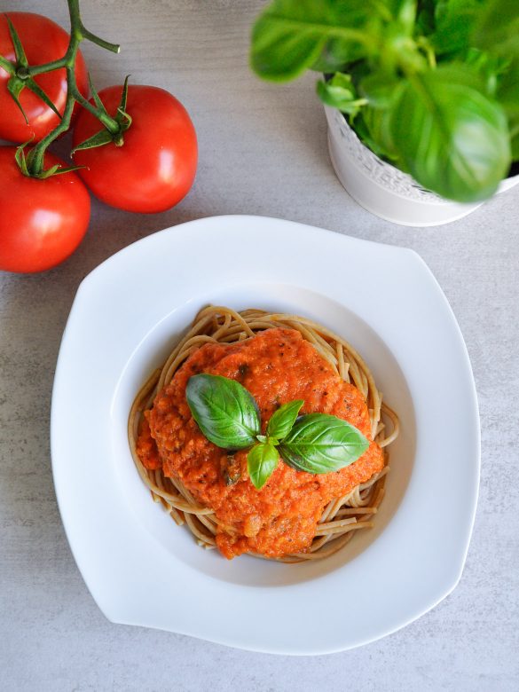 Włoskie spaghetti pełnoziarniste z sosem pomidorowym - pomysł na prosty i zdrowy obiad