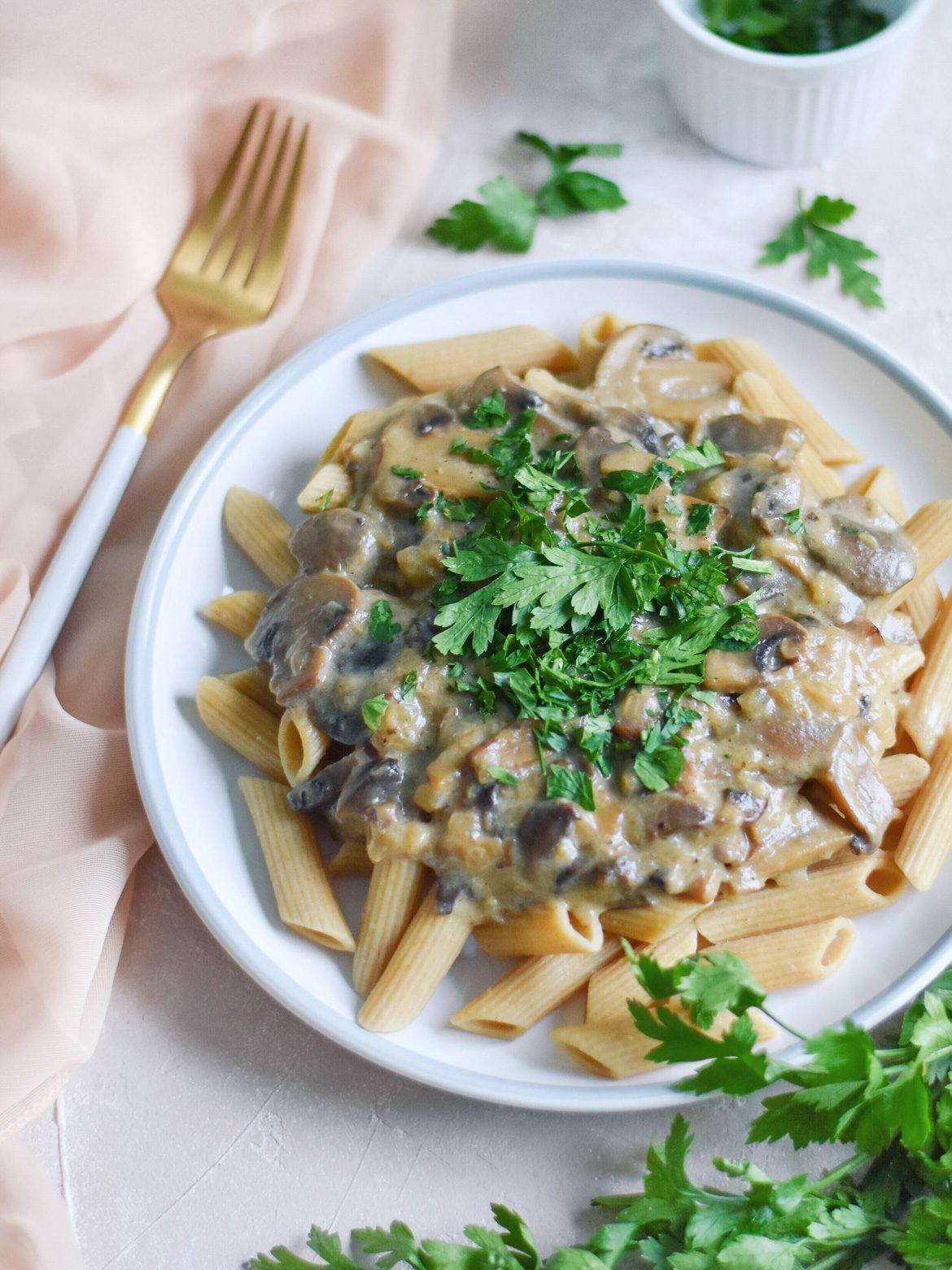 Makaron pełnoziarnisty z fit sosem pieczarkowym na mleczku kokosowym – pomysł na prosty i zdrowy obiad