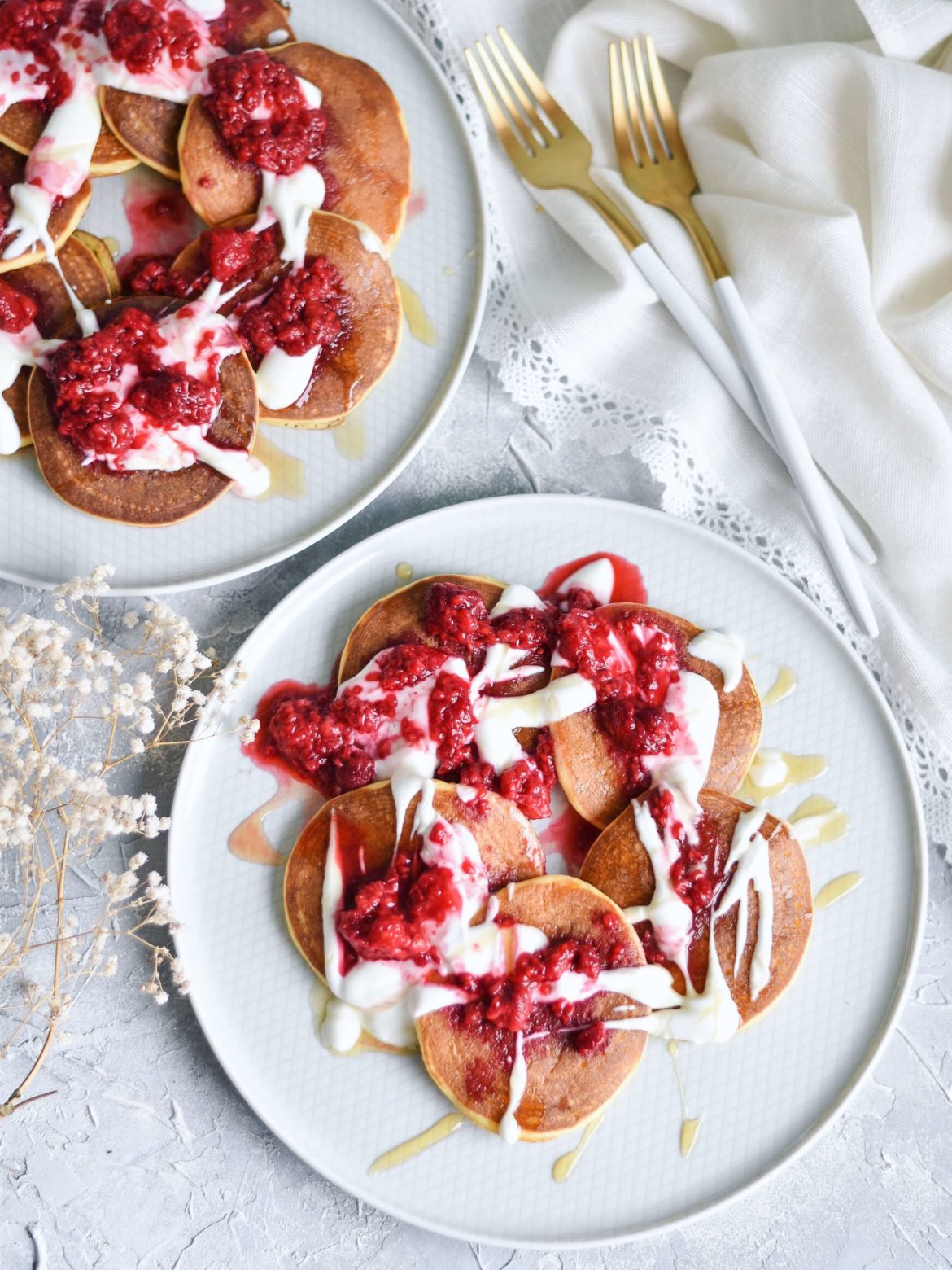 Puszyste fit placuszki jogurtowo-budyniowe – zdrowe śniadanie w 15 minut